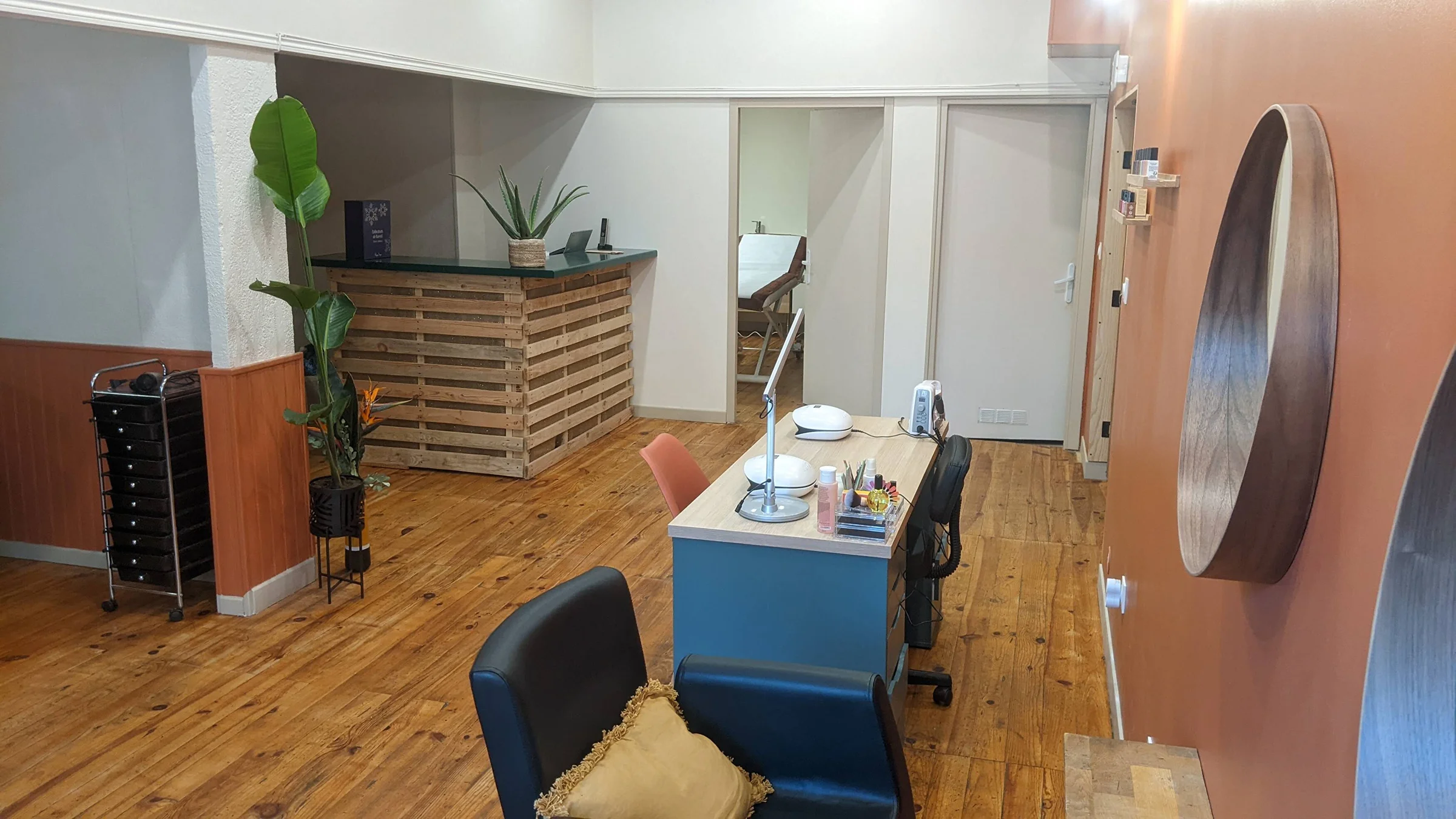 Définition de boucles sur cheveux texturés, technique routine curly