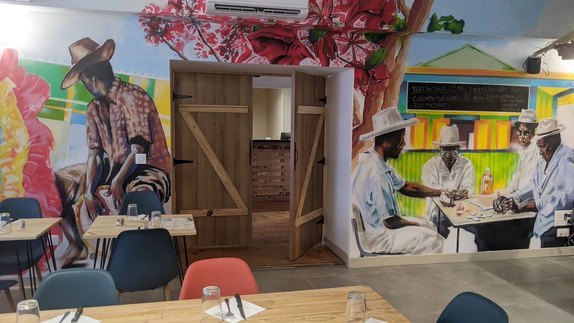 Salle du restaurant La Touf Pwélé, déco créole et tables dressées au Panier (Marseille)